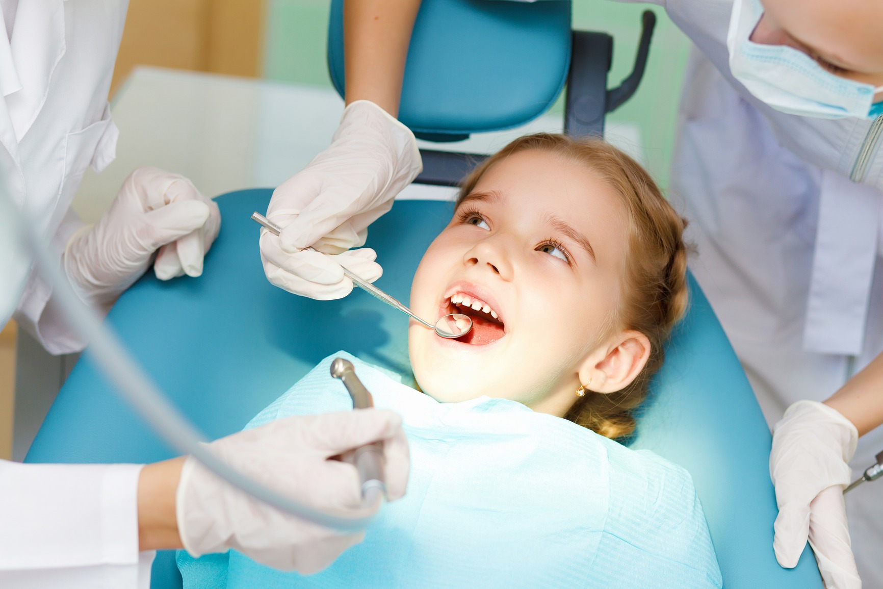 Genitori portano i figli dal dentista