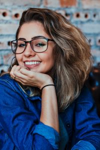 Ragazza sorridente con le mascherine trasparenti Invisalign